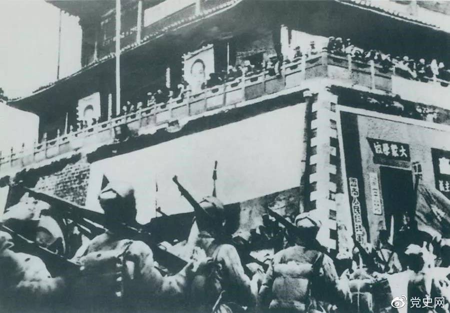 1950年2月20日，人民解放軍進(jìn)駐昆明。